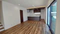 リビングは広々とした設計で、家族が集い、寛ぐ暮らしの空間を演出しています。