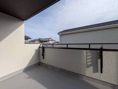 陽当たりの良いバルコニーです。お洗濯やお布団干しはもちろん、日光浴スペースにも。足元は防水工事施工済です。