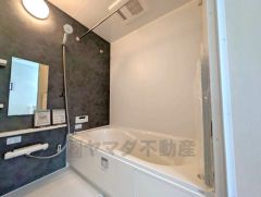 1日の疲れを癒すくつろぎのバスルーム。足を伸ばしてもゆったりと入れるサイズです。お子様と一緒にお風呂に入っても狭くないですね＾＾