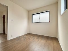 家具を選ばないナチュラルなフローリングとシンプルなクロスです＾＾