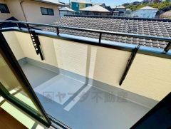 陽当たりの良いバルコニーです。お洗濯やお布団干しはもちろん、日光浴スペースにも。足元は防水工事施工済です。