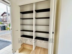 たっぷり収納できるシューズボックス付きなので、家族全員の靴がきれいに整頓できます。