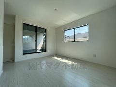 寛ぎの時間を紡ぎだす主寝室は、大型ベッドを置いても余裕の広さを確保しています。