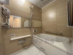 1日の疲れを癒すくつろぎのバスルーム。足を伸ばしてもゆったりと入れるサイズです。お子様と一緒にお風呂に入っても狭くないですね。