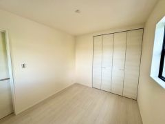 大きめのクローゼットがついた使いやすい洋室です。すっきりと整理整頓できるので気持ちよくすごせます＾＾