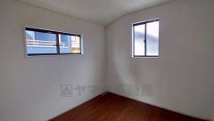 2面採光を確保した明るい室内は、風通しも良く、大変居心地の良い空間となっております。爽やかな風を感じて起きる朝は、快適生活の始まりに。