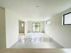 大きな掃き出し窓のあるリビングは、陽光あふれる明るい空間です。ゆったりと寛げる憩いの場となりそうです。