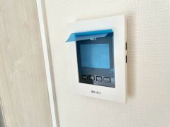 防犯性もばっちり、TVモニター付きインターホン完備。大きなモニターで玄関先を確認できます。録画機能が付いているので不在時の訪問者も確認できて安心です＾＾
