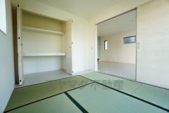 同仕様写真。ＬＤＫに隣接する和室です。お昼寝や洗濯物を畳んだり、アイロンをかける作業スペースとしても活躍しそうですね。