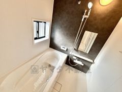 1日の疲れを癒すくつろぎのバスルーム。足を伸ばしてもゆったりと入れるサイズです。お子様と一緒にお風呂に入っても狭くないですね^^