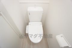 ウォシュレット付きトイレです。1階2階の2ヶ所にトイレがあるので、忙しい朝にもゆとりができますね＾＾