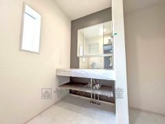 洗面台、洗濯機置き場、バスルームが連なっている、生活導線の考えられた作りになっています。