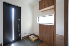 玄関はたっぷり収納できるシューズBOX付きです。全身鏡があり身だしなみをチェックして出かけることができます。