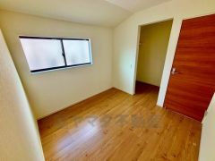 木目調のシンプルデザインで落ち着きと安らぎの空間に仕上げています。各部屋に収納が完備されているので、お荷物が多くなっても安心の設計です。