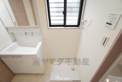 同形状・同仕様 洗濯パンは標準装備。脱衣所には窓もあり、換気がしやすい設計です。