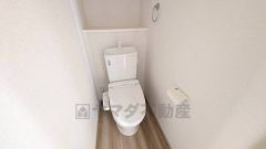 ウォシュレット付きトイレです。1階2階の2ヶ所にトイレがあるので、忙しい朝にもゆとりができますね＾＾