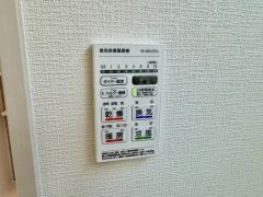 浴室暖房乾燥機には、暖房、乾燥、涼風、換気の4つの機能が付いています。タイマー付きです。雨の日はもちろん、急ぎで洗濯する必要のあるお子様の体操服や、下着類などを乾かすのに便利です。