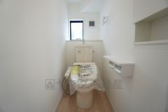  ウォシュレット付きトイレです。1階2階の2ヶ所にトイレがあるので、忙しい朝にもゆとりができますね＾＾