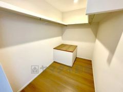 ウォークインクローゼットは奥にハンガーパイプ、手前に可動棚を付け、コートなどのアウター類から帽子や靴下などの小物類まで全て収納できます＾＾