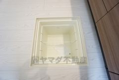 床下収納。生活スペースを減らさず、キッチン用品や非常食など様々なものを収納できます。