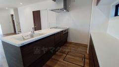 リビングにいるお子様を見守りながらお料理ができる対面キッチン。カウンタートップの汚れもサッと拭き取ることができ、お掃除ラクラク＾＾