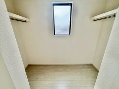 ウォークインクローゼット付き＾＾ハンガーパイプ下にボックスを置いて、枕棚を活用して、たっぷりと収納できそうです＾＾