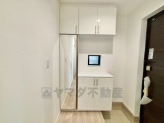 採光も考えられた明るい玄関です。シューズボックス横にはカウンター付き。外出時に必要な鍵やマスクなどの置き場に重宝しますね＾＾ 姿見ミラーつきなので、靴を履いた状態で全身をチェックできますね＾＾