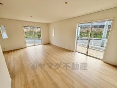 大きな掃き出し窓のあるリビングは、陽光あふれる明るい空間です。ゆったりと寛げる憩いの場となりそうです。