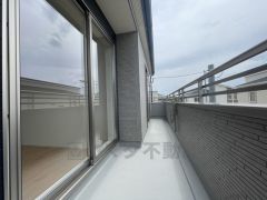 陽当たりの良いバルコニーです。お洗濯やお布団干しはもちろん、日光浴スペースにも。