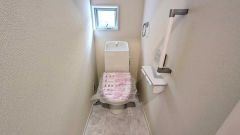 窓付きのトイレは換気もしやすく清潔に使えます＾＾ウォシュレット、暖房便座、節電・節水機能など、使い勝手のよい高機能トイレです。