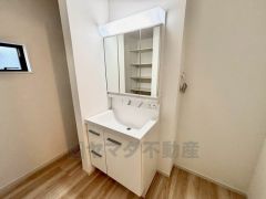 洗面台、洗濯機置き場、バスルームが連なっている、生活導線の考えられた作りになっています。