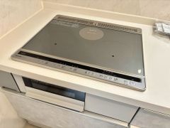 お手入れのしやすいIHクッキングヒーターです。3口コンロなので、効率よくお料理が楽しめます。毎日のお料理も楽しくなりますね＾＾