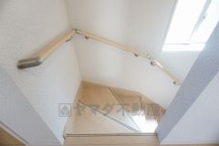 同仕様写真。現況と異なる場合は現況を優先します。日中でも暗くなりがちな階段には、小窓を配置し採光も考えられたつくり＾＾