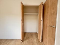 大きめのクローゼットがついた使いやすい洋室です。すっきりと整理整頓できるので気持ちよくすごせます＾＾