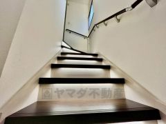 踏み場の広い手摺付き階段です。勾配も緩やかに設計されており、高齢の方でも安心できますね＾＾