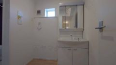 三面鏡にハンドシャワー付きで使いやすい洗面台です＾＾鏡裏と洗面ボウル下に収納付きの洗面台なので、整理整頓ができスッキリと使えます＾＾