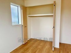 暖かい日差しが差し込む洋室。たっぷり収納できるクローゼット付きでお部屋の中をすっきりと快適に保てます。