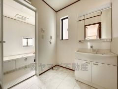 洗面台、洗濯機置き場、バスルームが連なっている、生活導線の考えられた作りになっています。