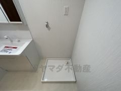洗面台、洗濯機置き場、バスルームが連なっている、生活導線の考えられた作りになっています。