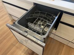 食後の時間にゆとりを与えてくれる食器洗い乾燥機。操作ボタンも上面にあるので、腰をかがめずに操作が楽々。