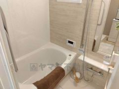 1日の疲れを癒すくつろぎのバスルーム。足を伸ばしてもゆったりと入れるサイズです。お子様と一緒にお風呂に入っても狭くないですね＾＾