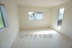 明るい洋室です。ナチュラル色のフローリングで開放的な優しい雰囲気になっています＾＾ベッドや机、ＴＶを置いてもゆとりのある広さです。