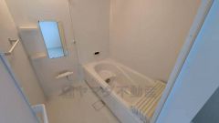 1日の疲れを癒すくつろぎのバスルーム。足を伸ばしてもゆったりと入れるサイズです。お子様と一緒にお風呂に入っても狭くないですね＾＾