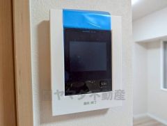 防犯性もばっちり、TVモニター付きインターホン完備。大きなモニターで玄関先を確認できます。録画機能が付いているので不在時の訪問者も確認できて安心です＾＾