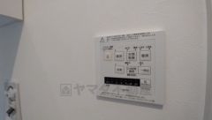 雨の日の洗濯も安心できる浴室暖房乾燥機付き浴室。リモコンで操作もボタン1つで簡単。