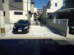 現地（2025年10月）撮影。 駐車スペースはゆとりある2台分を確保。マイカー用に、お客さま用に、余裕を持ってご利用いただけます＾＾