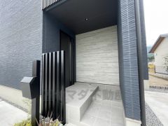 玄関には屋根があるので雨の日も安心してカバンの中から鍵が探せますね＾＾