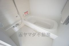 1日の疲れを癒すくつろぎのバスルーム。足を伸ばしてもゆったりと入れるサイズです。お子様と一緒にお風呂に入っても狭くないですね＾＾
