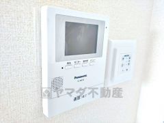 防犯性もばっちり、TVモニター付きインターホン完備。大きなモニターで玄関先を確認できます。録画機能が付いているので不在時の訪問者も確認できて安心です＾＾