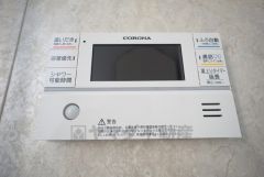 浴室内の給湯器リモコン。追い炊き機能付き。
